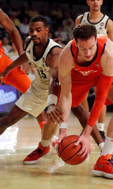 Reed scores 19, Clemson blows out Georgia Tech 65-42